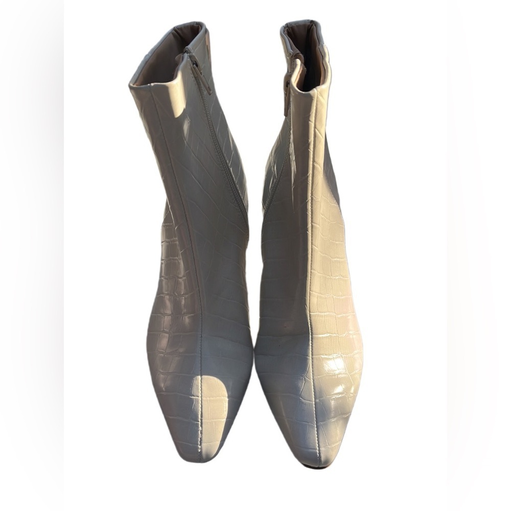 Women’s white faux leather ankle boots with 3.5 in heel NWT Size 7